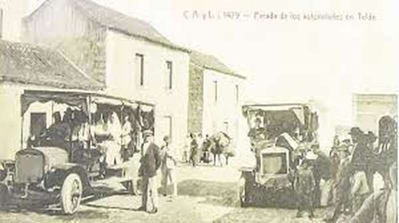 Postal antigua de Telde con coches cerca de la plaza de Los Llanos (Archivo Tyldet)